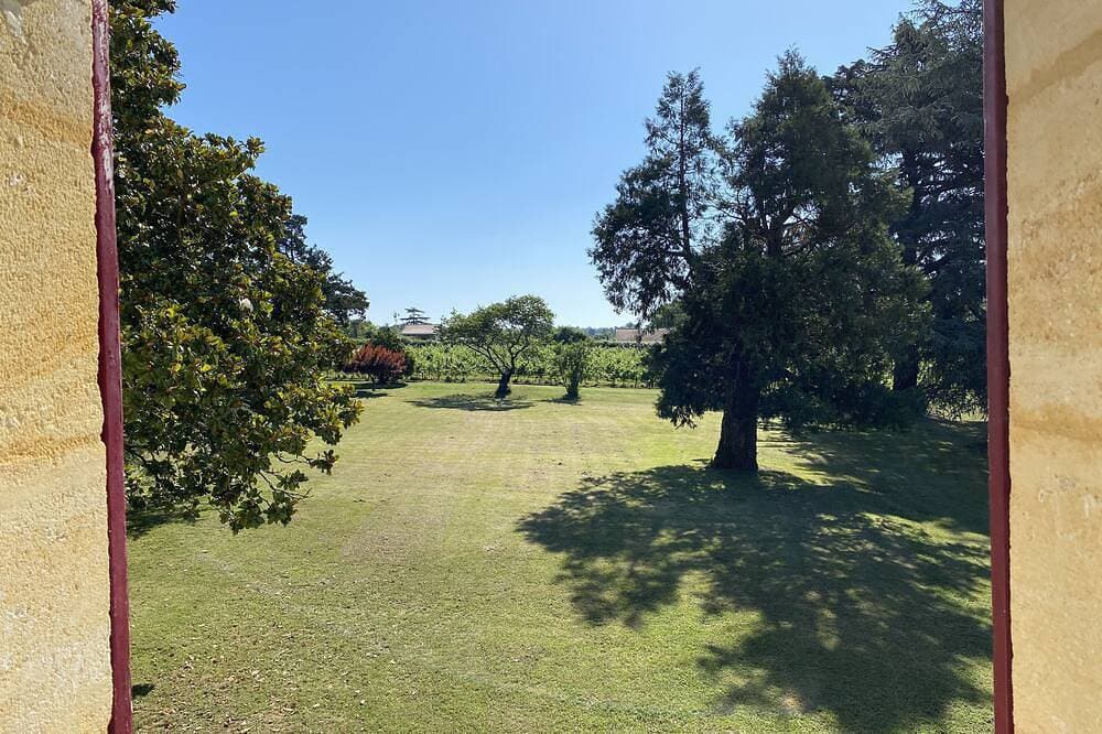 Foto 12 von 30: Einfamilienhaus in einem Weingut in Bordeaux mit Blick auf den Garten und die Weinberge