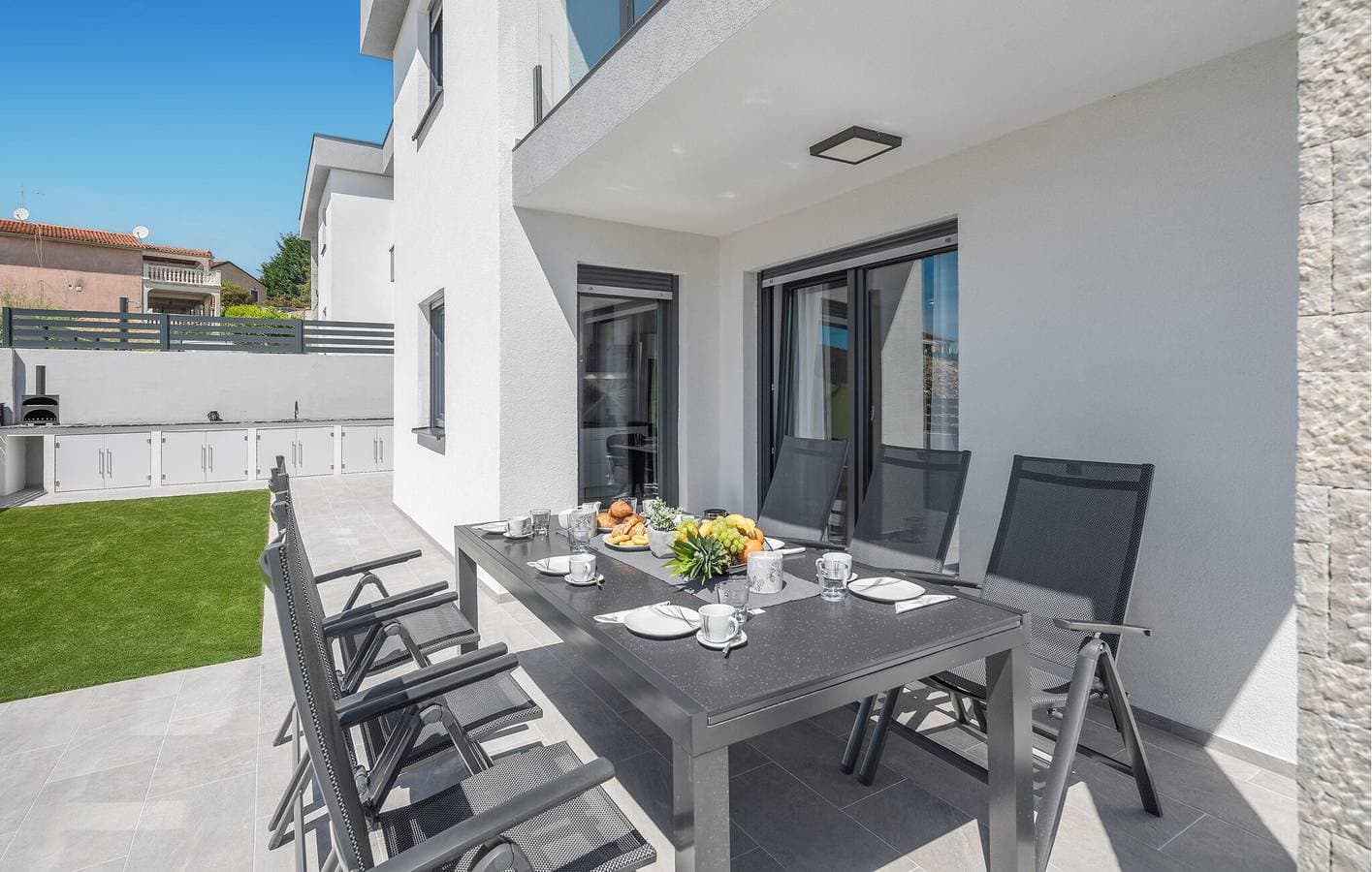 Foto 7 von 36: Geräumige 1-Zimmer-Wohnung mit Pool und Terrasse in der Nähe des Stadtzentrums von Kadumi