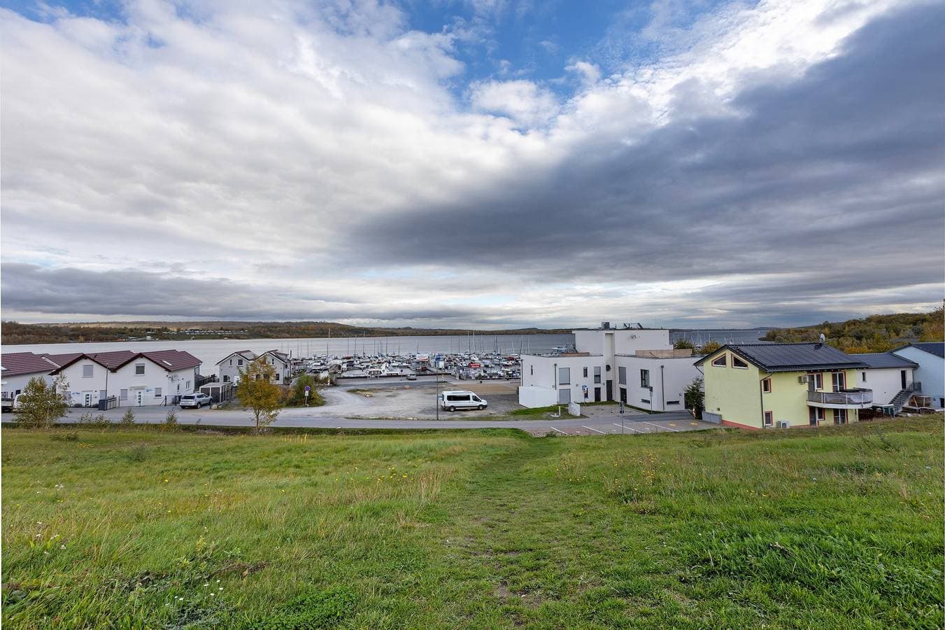 Foto 10 von 10: Ferienwohnung 'Ferienhaus Seebrise - Marina Mücheln' mit Seeblick, Wi-Fi und Klimaanlage
