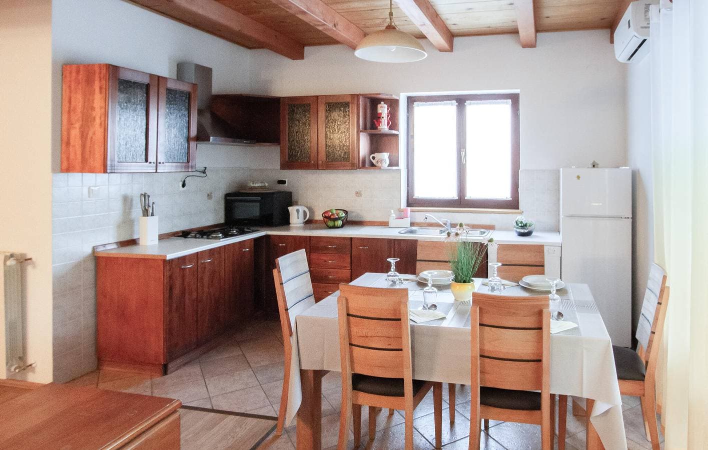 Foto 5 von 39: Geräumige 2-Zimmer-Wohnung mit Pool, WLAN, Klimaanlage und Parkplatz – Ihr idealer Rückzugsort!