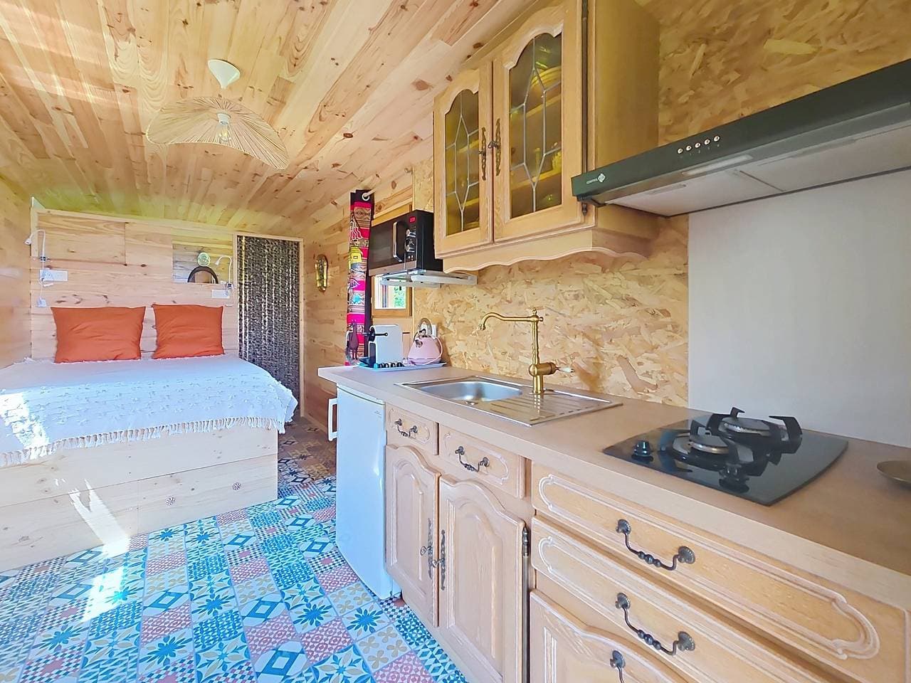 Foto 4 von 15: Cabane „Roulotte L'âne Au Salon En Armagnac“ – Romantische Auszeit im Grünen