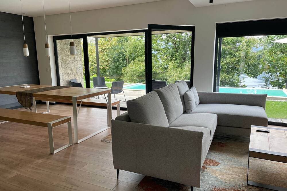 Foto 6 von 16: Modern Stone Villa: Geres views & Private Pool