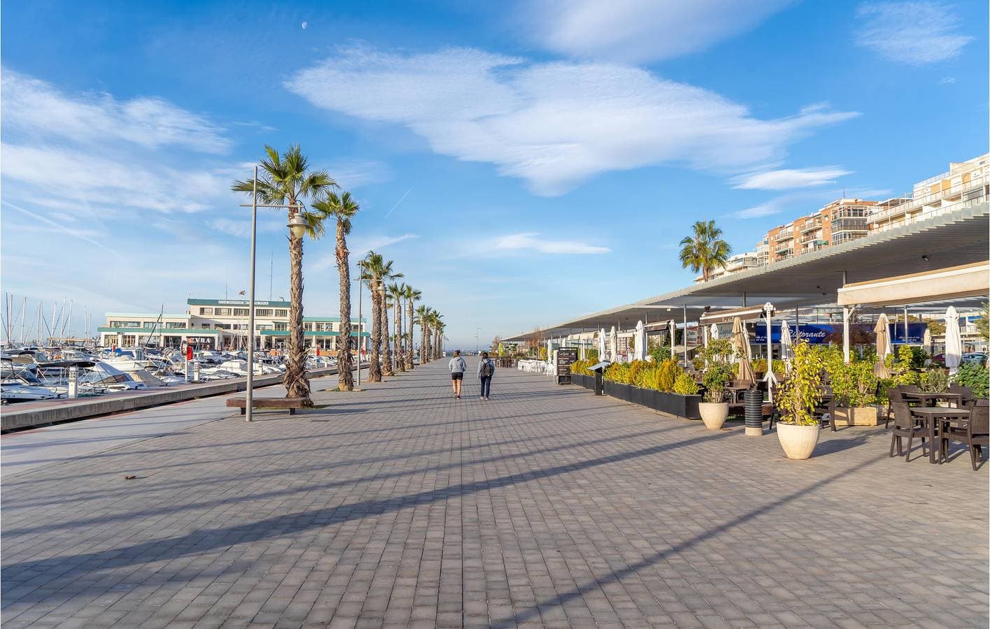Foto 2 von 16: Strandnahe Unterkunft: Klimaanlage, Kochnische, Terrasse & Parkplatz