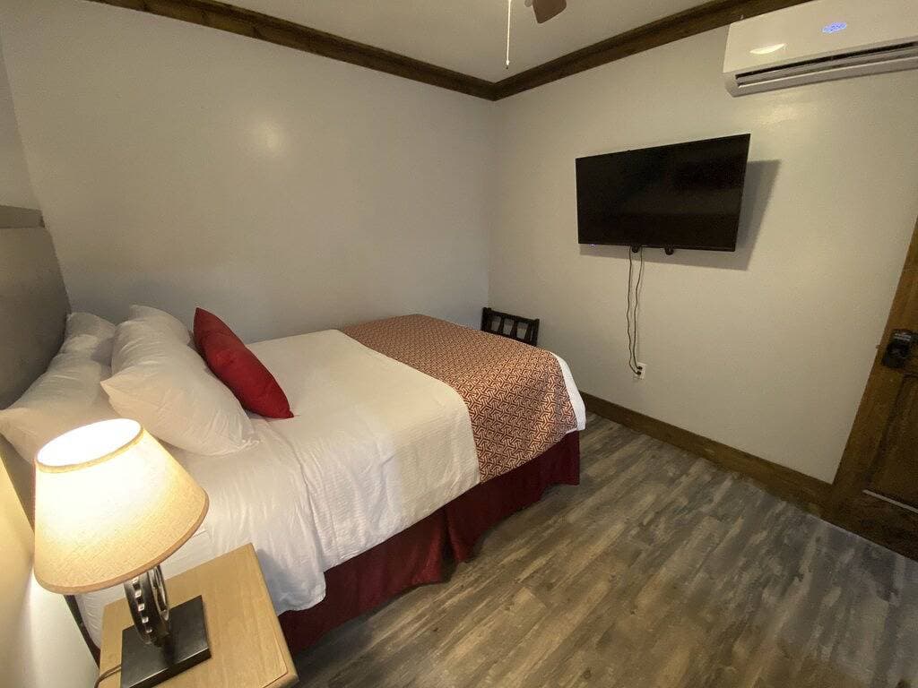 Foto 9 von 11: Ohiopyle Trailside Hotel Room 1 Queen Beds Sleeps 2 /Minutes to Fallingwater