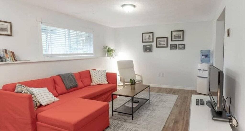 Foto 8 von 19: Quiet, large private backyard, fully equipped, dreamy beds!  Short or long term.