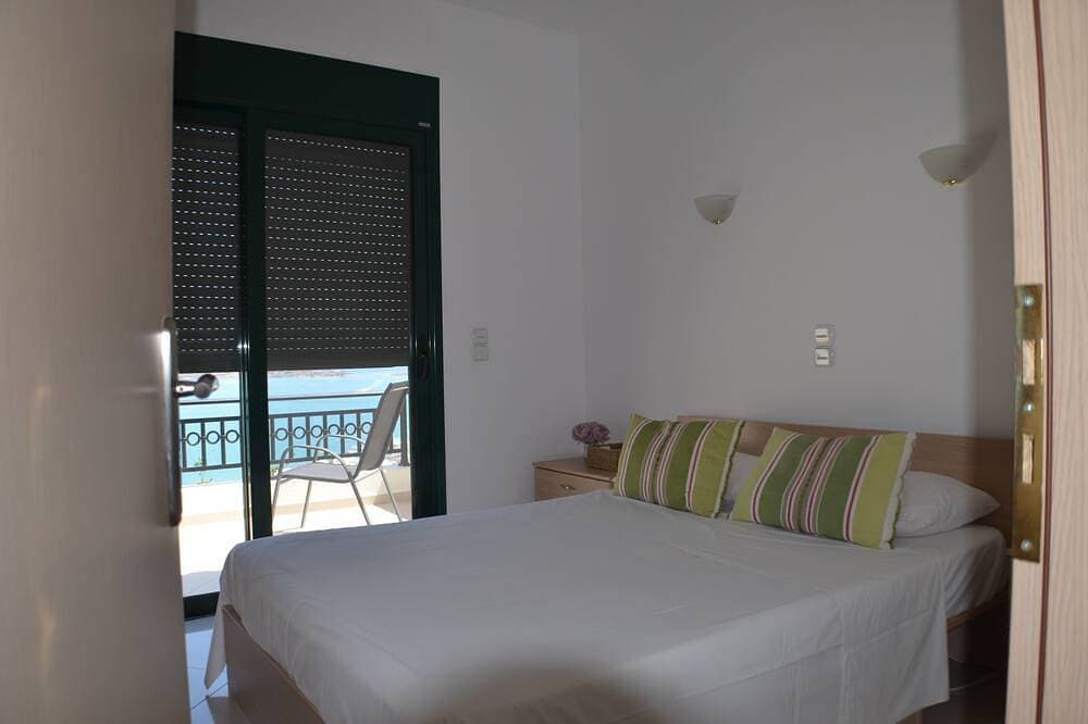 Foto 4 von 22: Beautiful Modern Cretan Villa overlooking the Mirabello Bay