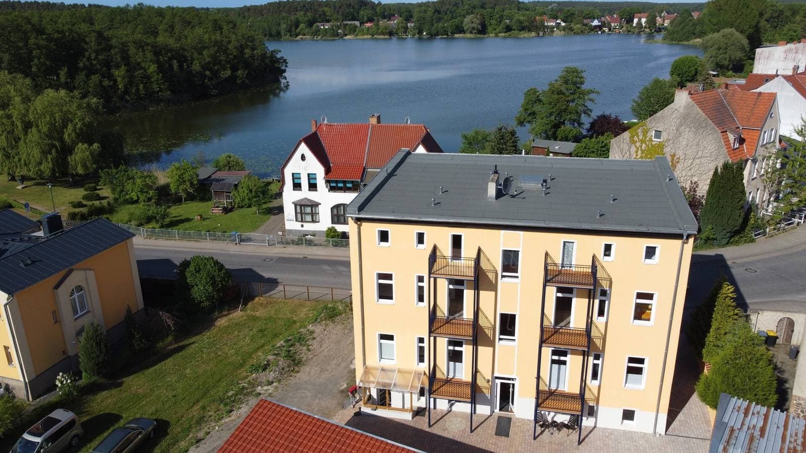 Foto 4 von 28: Ferienwohnung Eg Links - Lychen mit Seeblick, Gemeinschaftsterrasse und WLAN