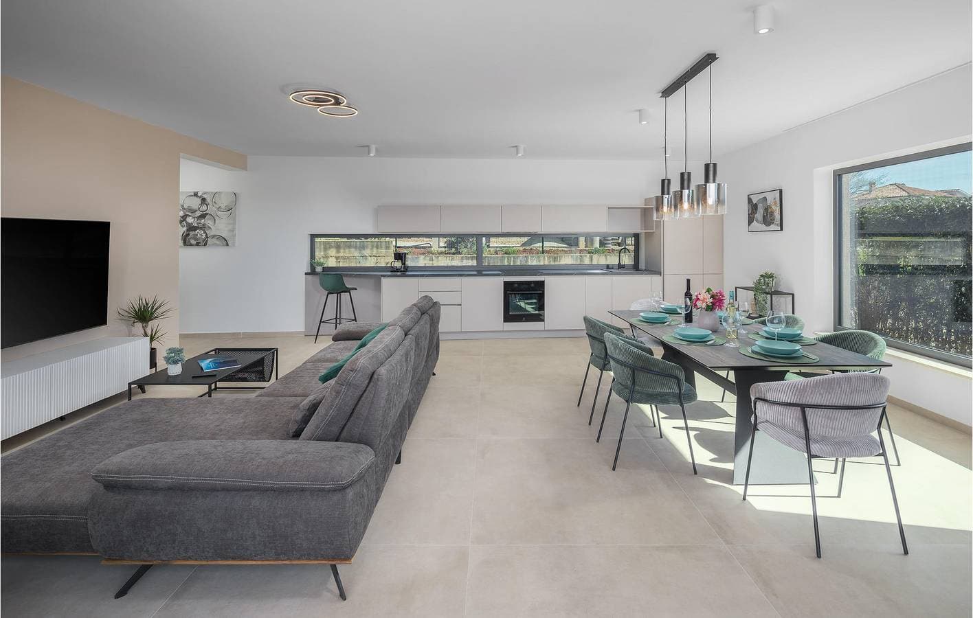 Foto 7 von 42: Geräumig, 1,5 km vom Strand entfernt: Modernes Apartment mit Terrasse und Parkplatz