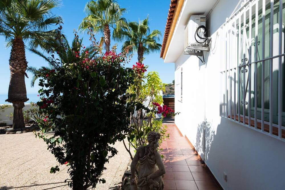 Foto 4 von 30: Intime Villa  Meer-/Bergblick 40 m² Pool Palmen free WiFi AC Heizung Sauna Kamin