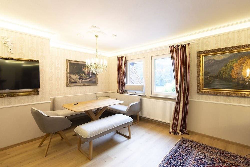 Foto 13 von 18: Ferienwohnung 'Romantik im Schloss' mit Bergblick