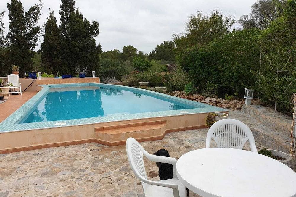 Close to the beach, in a large house, independent apartment with terrace. 1