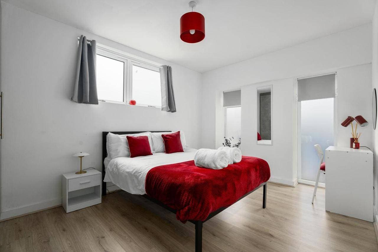 2-Bedroom Heathrow Apartment With Free Parking Near Ashford Station 1