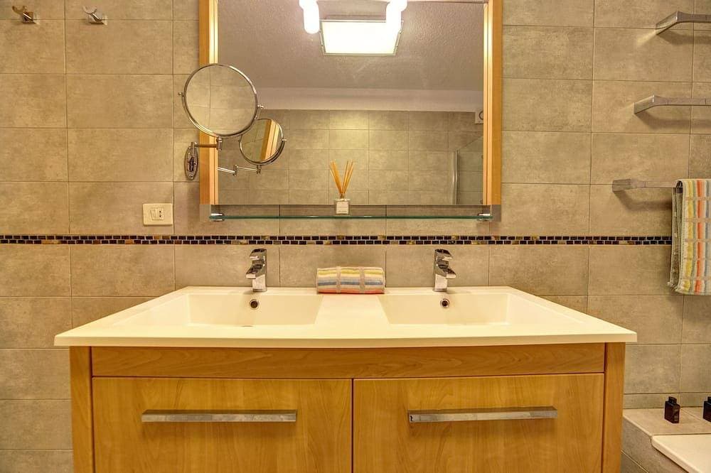 Foto 11 von 30: Luxury Apartment, High-Speed Wi-Fi, Sunny Terrace, Heated Pool, Marazul
