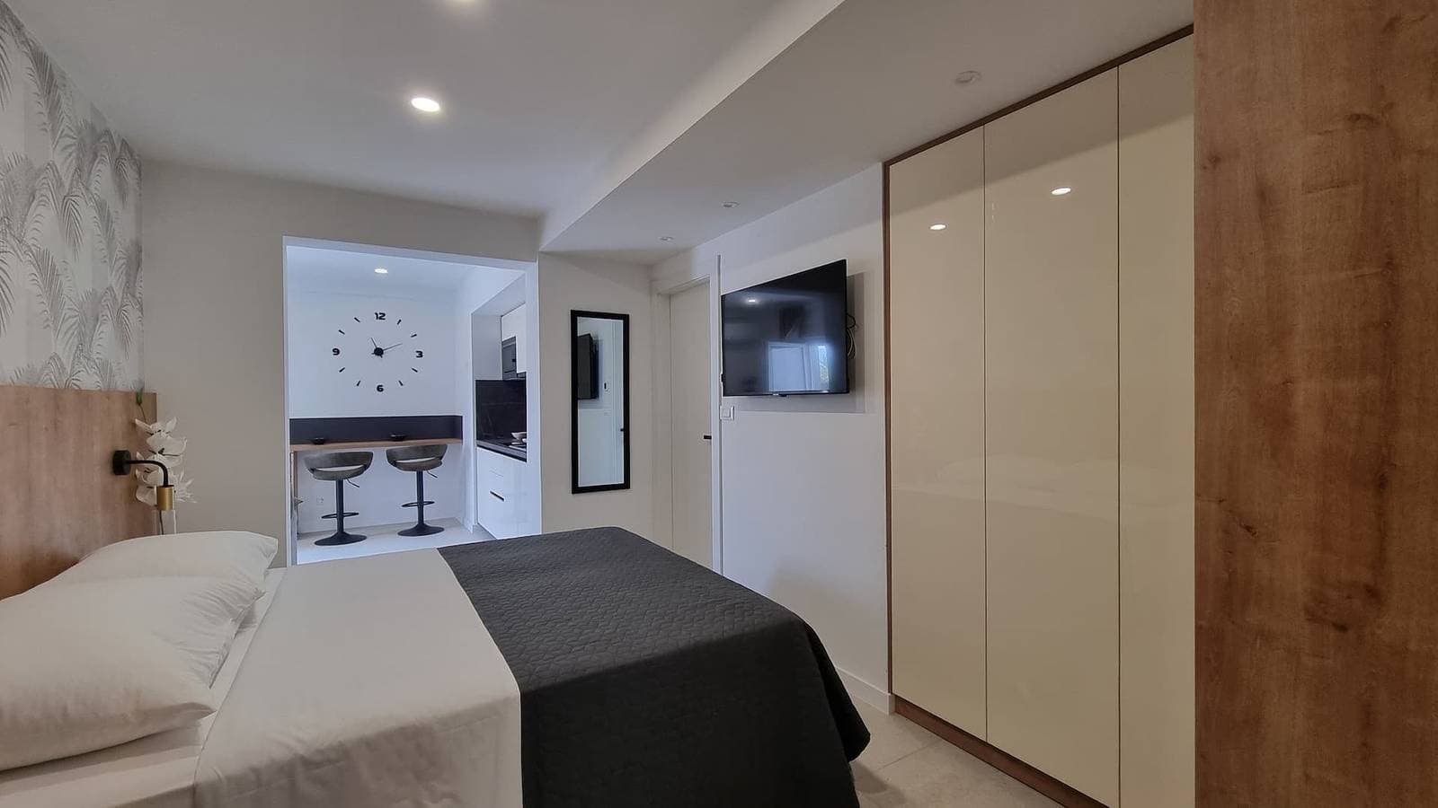 Foto 7 von 13: Luxusapartment Punta Silo - Studio, 30 m vom Meer, Meerblick, Swimmingpool, Außendusche, Smart-TV, Waschraum, privater Parkplatz