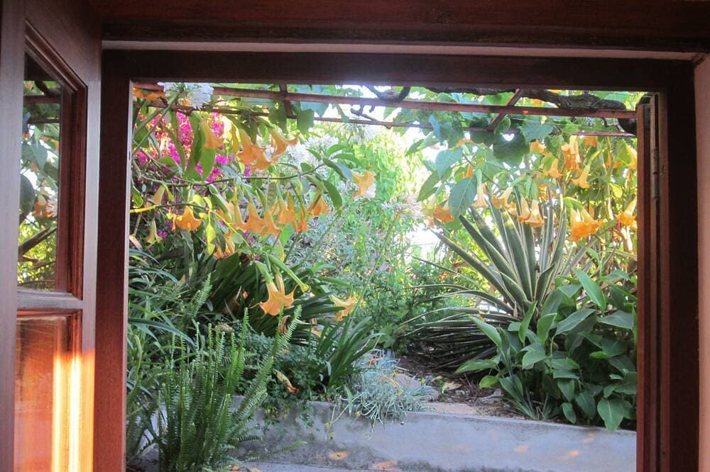 Foto 9 von 30: Villa mit Pool, großem Garten und herrlichem Meerblick