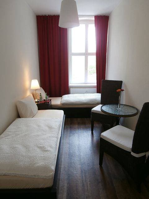 Foto 3 von 6: Ferienwohnung KiezFlair - Ferienwohnung 51 qm, Wohn-/Schlafzimmer, Schlafzimmer, max. 4 Personen