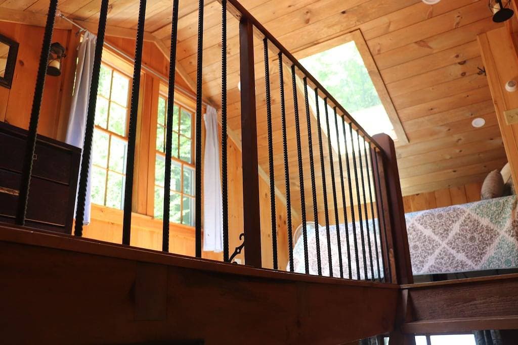 Foto 4 von 38: Creekside Camp. Entspannen im Whirlpool am Bach - Vermont Stil