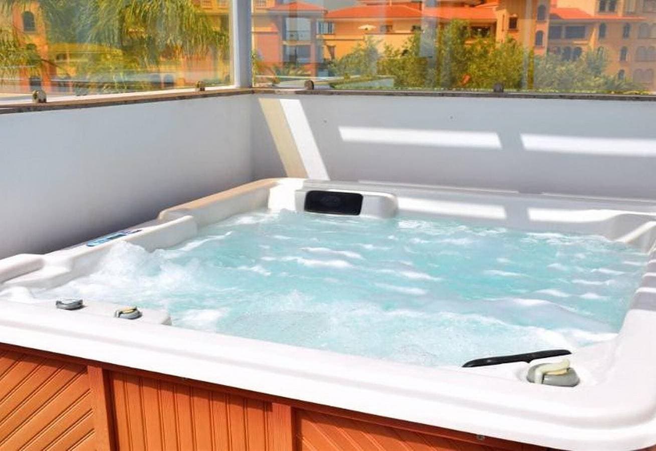 Foto 5 von 45: Ferienunterkunft "5-Schlafzimmer Villa in Playa del Duque" mit privatem Pool