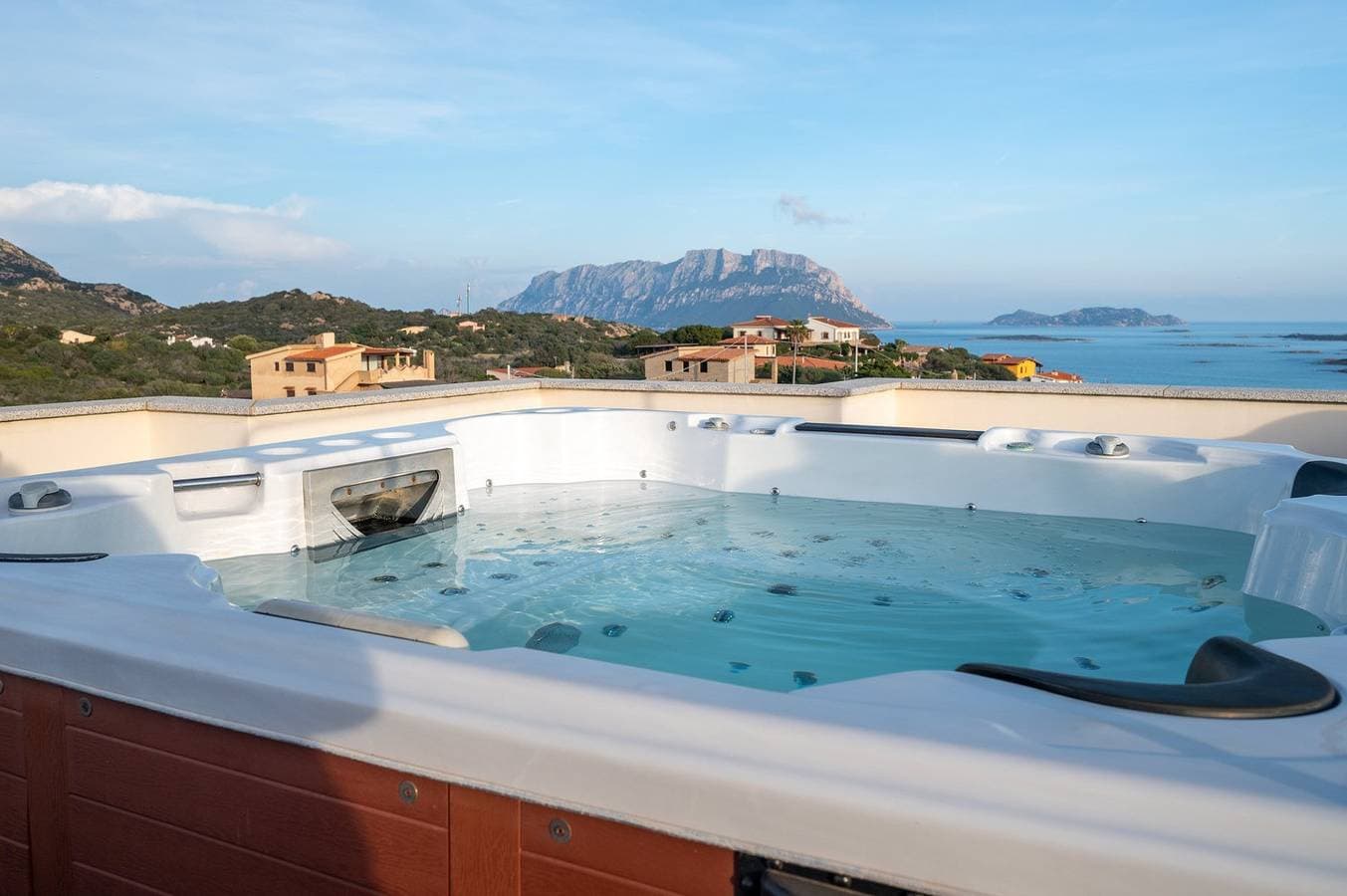 Foto 6 von 59: Villa Aurazure - Whirlpool mit Meerblick