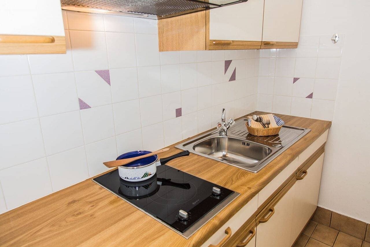 Foto 4 von 12: Einzimmerapartment 'Ferienwohnung Lanz 3' mit Bergblick, Privatem Garten und WLAN