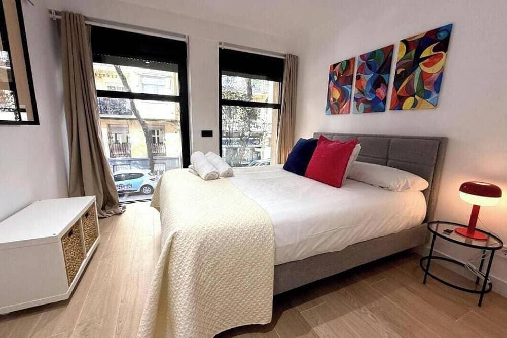 Foto 6 von 30: Stylish 120 m² Duplex Near Atocha Station – Sleeps 8, A/C & Fast WiFi