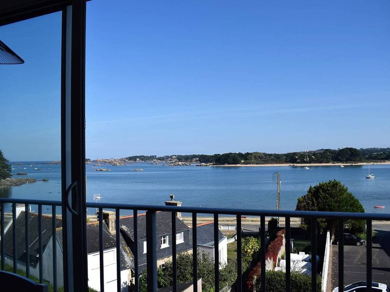 Renovierte Wohnung in Trégastel mit Meerblick und Parkplatz 1