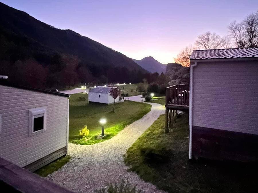 Foto 4 von 35: Camping White Rock - Chalet 4 personen - Vanille (Bergblick) 2 Zimmer