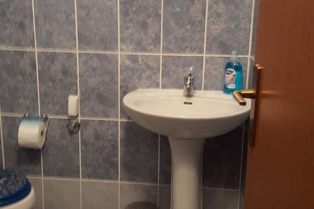 Foto 3 von 12: 1-Zimmer-Ferienwohnung mit Terrasse Starigrad, Paklenica