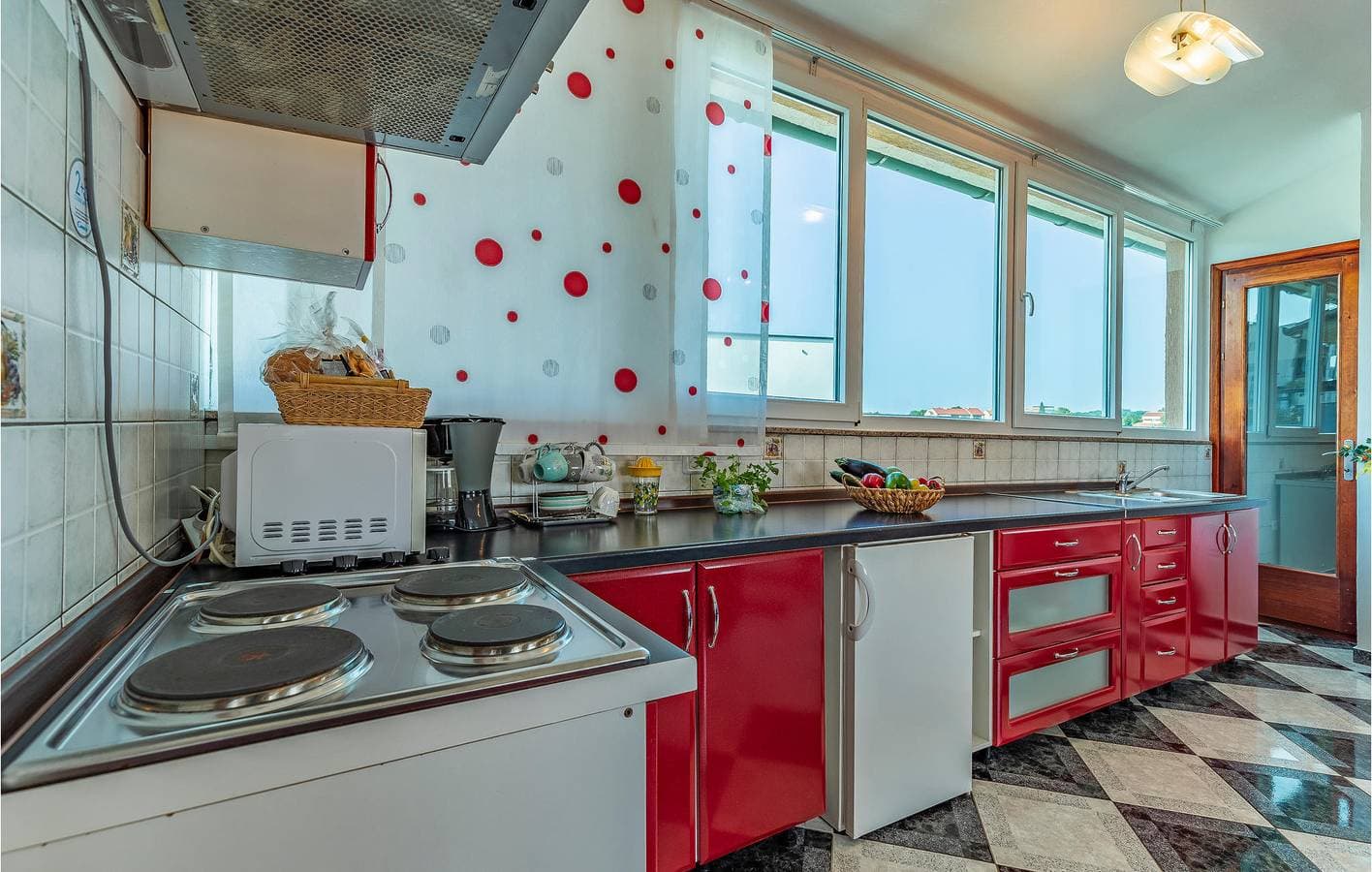 Foto 8 von 41: Apartment am Meer mit Terrasse, WLAN und Parkplatz in der Nähe des Strandes Bijeca