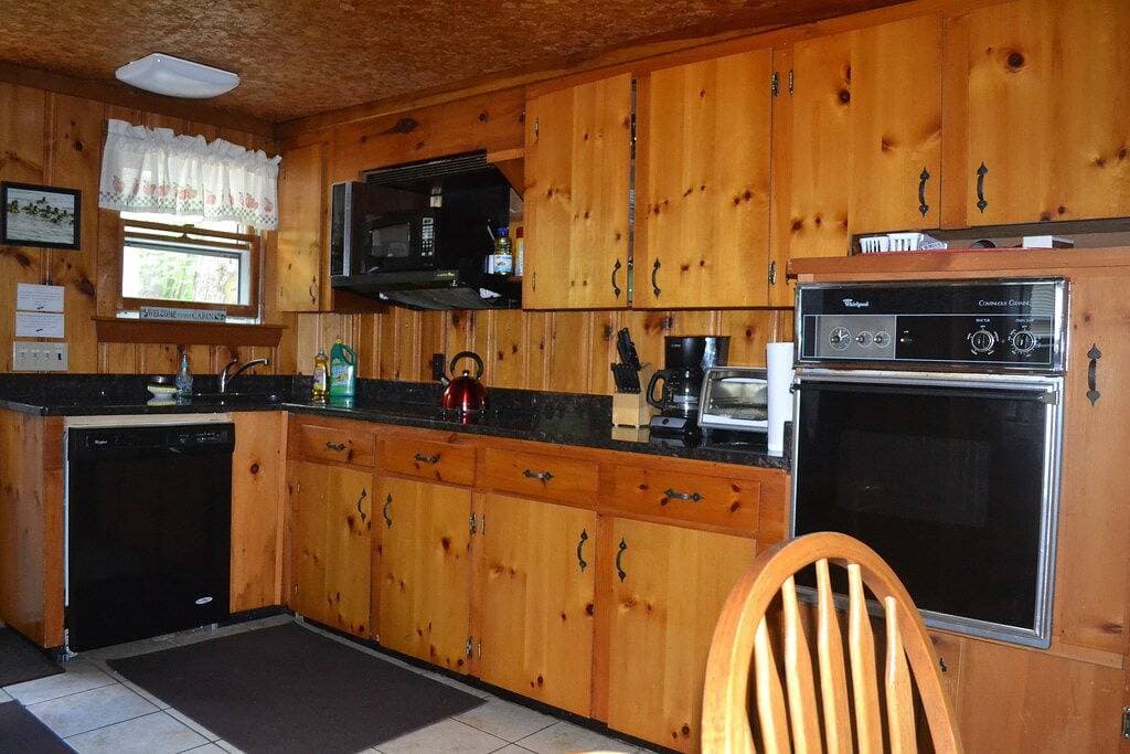 Lass alles zurück! Sebago Lake Area Cottage, Kajak, Kanu & Fisch, Haustiere gratis! 1