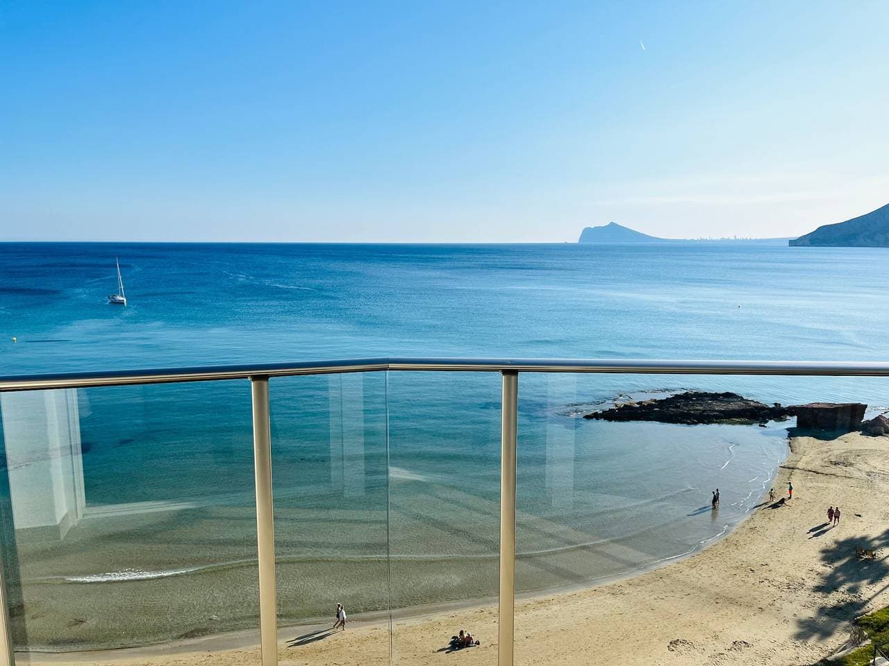 Foto 8 von 38: Luxusapartment am Strand mit Meerblick, Pool, Garten und WLAN