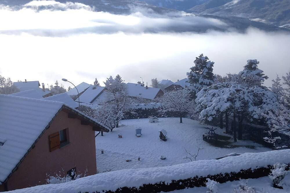 Foto 12 von 14: Spacious apartment with magnificent view and terrace, on the 1st floor of a villa.
