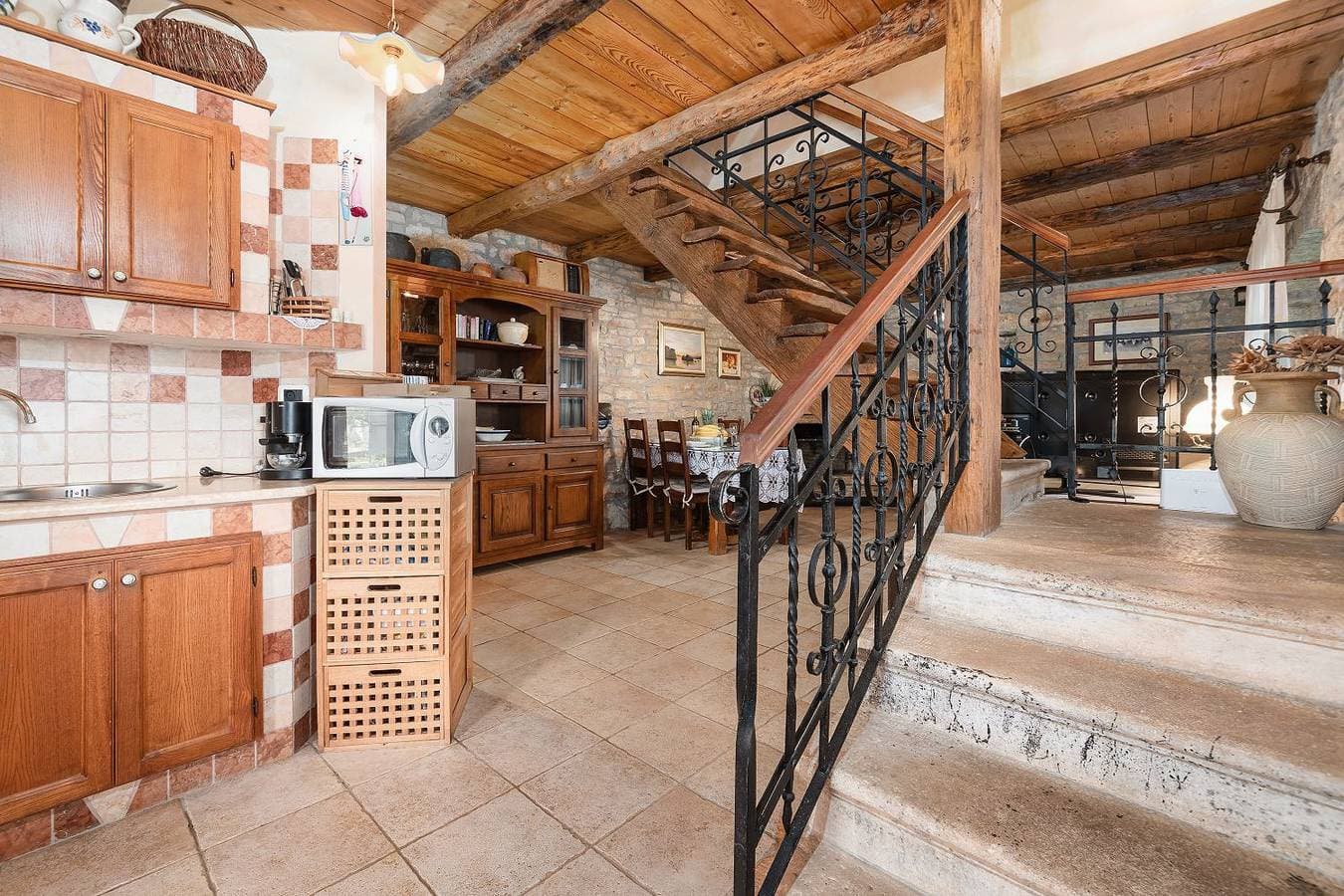 Foto 12 von 36: Mediterranes Steinhaus mit Privatpool, Sauna, Meerblick, Kamin, Sommerkueche