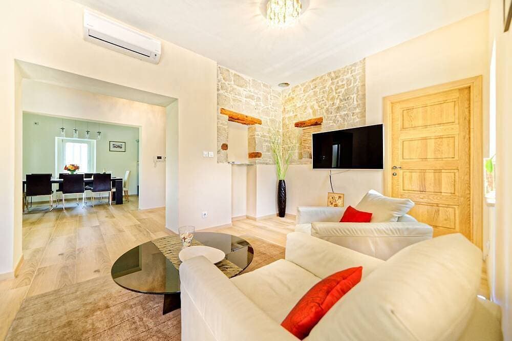 Foto 12 von 21: Atemberaubende Villa mit Infinity-Pool, Blick auf Motovun, Billard, Tischtennis, BBQ