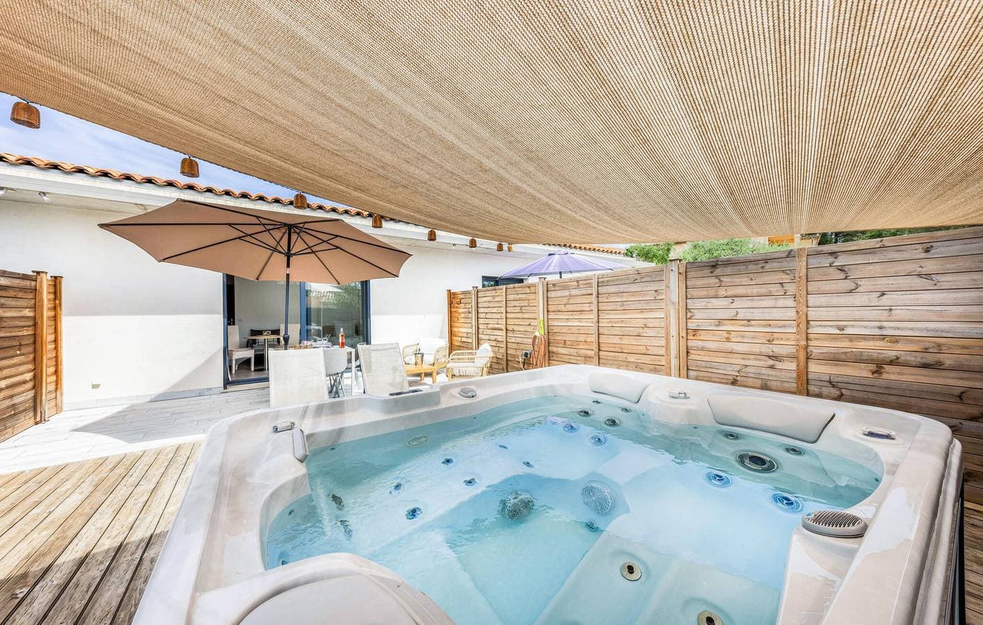 Foto 6 von 11: Breezy Riverside Retreat mit Parkplatz und Terrasse