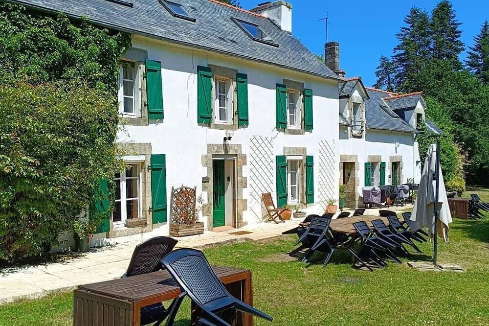 Foto 12 von 25: Beautiful Secluded Converted Breton Farmhouse with Pool Generous grounds/gardens