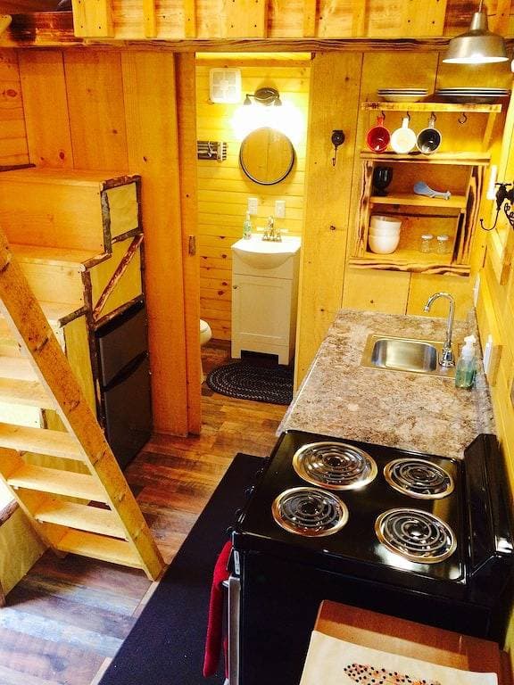 Foto 8 von 28: Shiner Shack Cabin. Ein rustikales Erlebnis in großartiger Lage mit privatem HotTub!