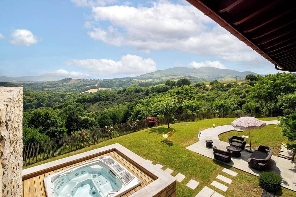 Foto 12 von 12: Spacious Ursuya studio with mountain views, spa & pool access