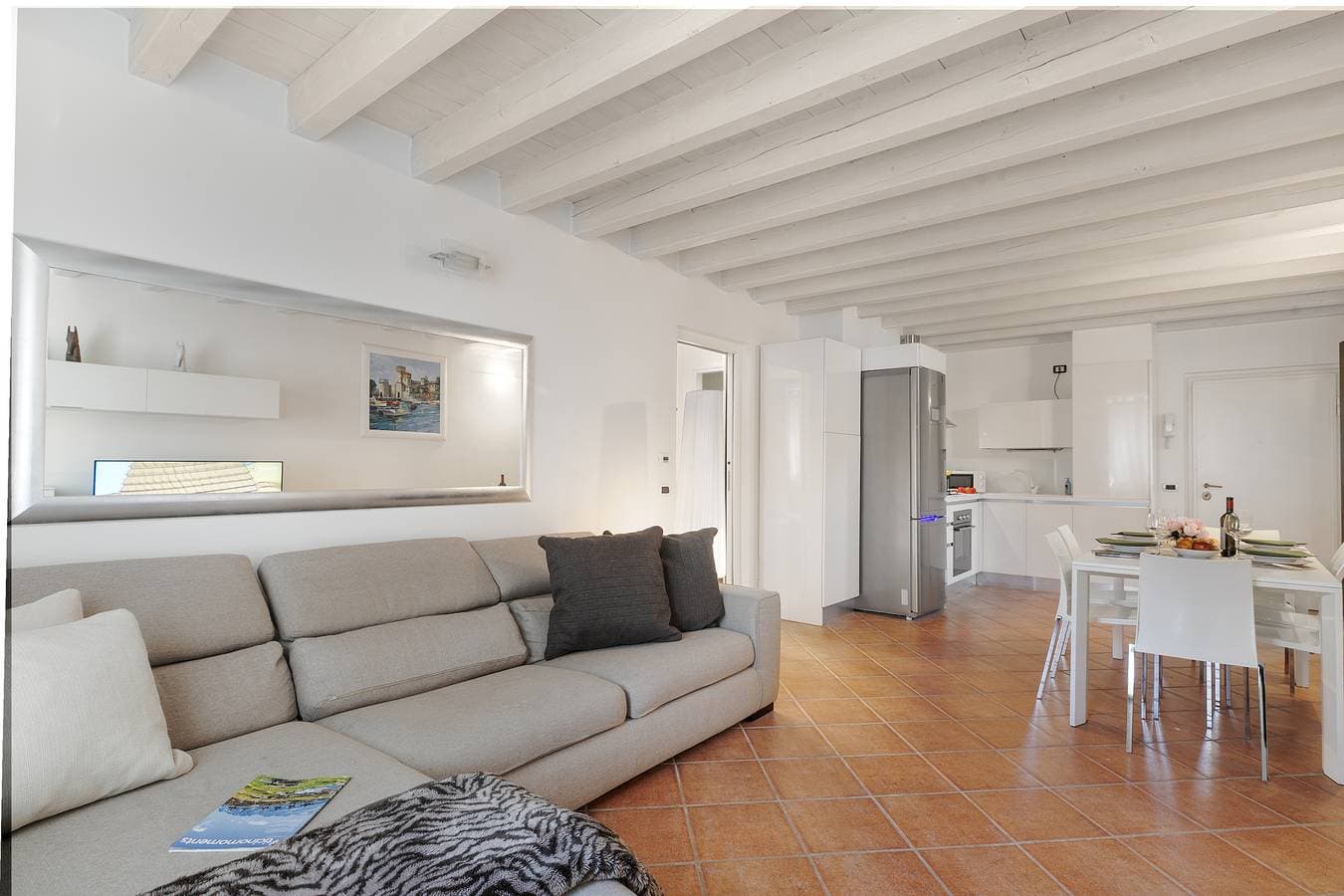 Foto 13 von 27: Magnolia House: Sirmione Apt for 4 with Shared Pool
