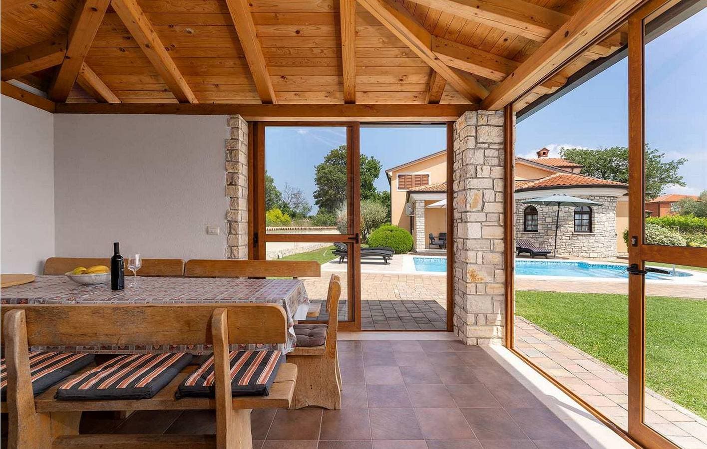 Foto 7 von 49: Stilvolle 1-Zimmer-Wohnung mit Pool und Terrasse, 1,5 km vom Stadtzentrum entfernt