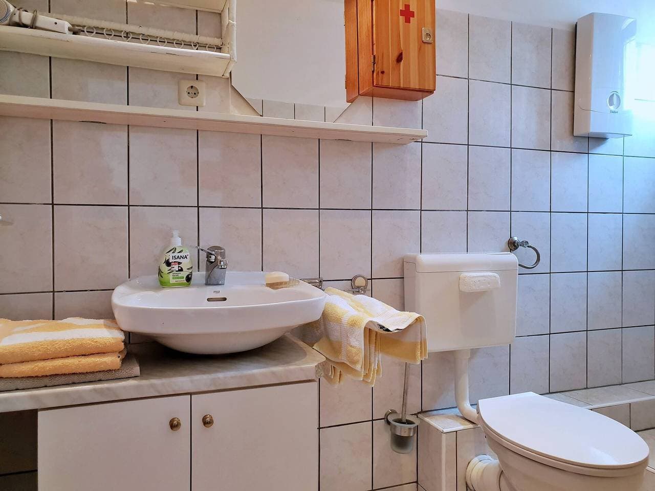 Foto 8 von 26: Apartment Bijelic - mit Balkon, 480 m vom Meer entfernt, Grill, privater Parkplatz, keine Klimaanlage