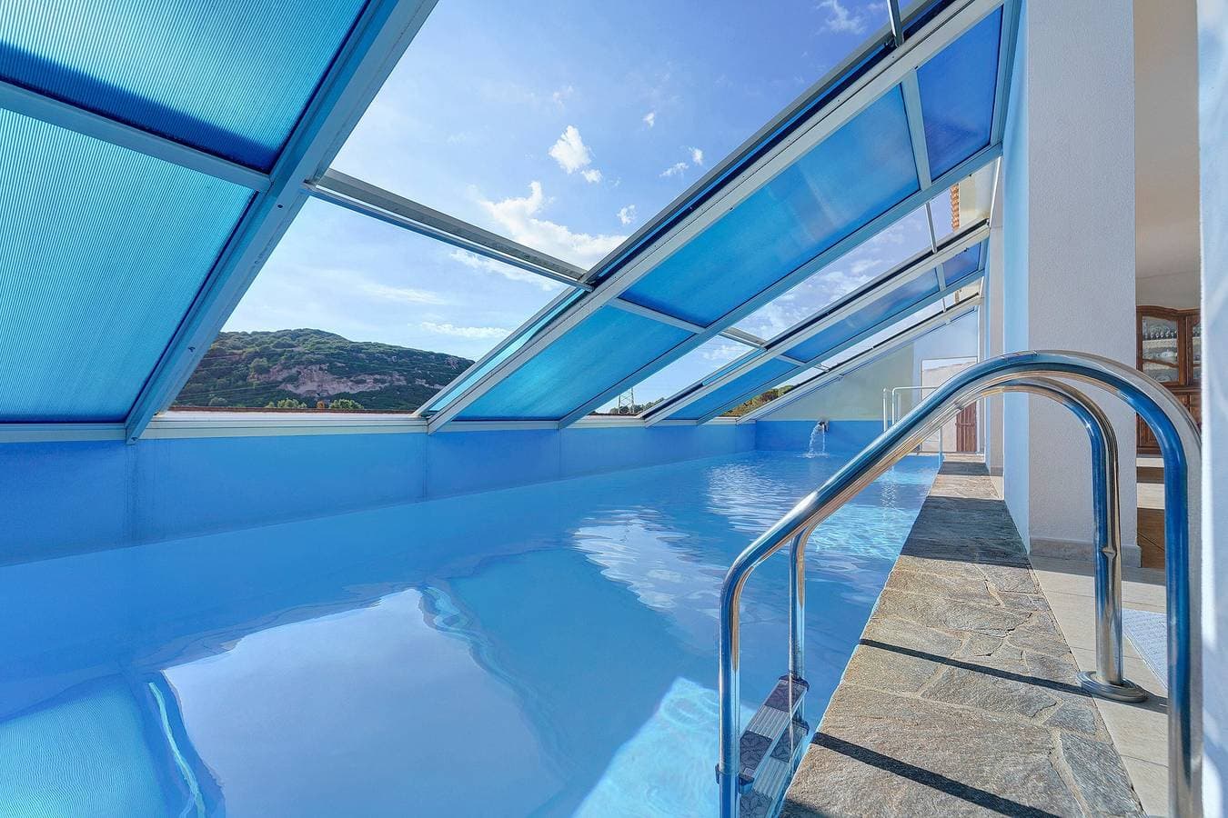 Foto 4 von 18: Villa Nuragica – Zimmer mit privatem Bad und Poolblick