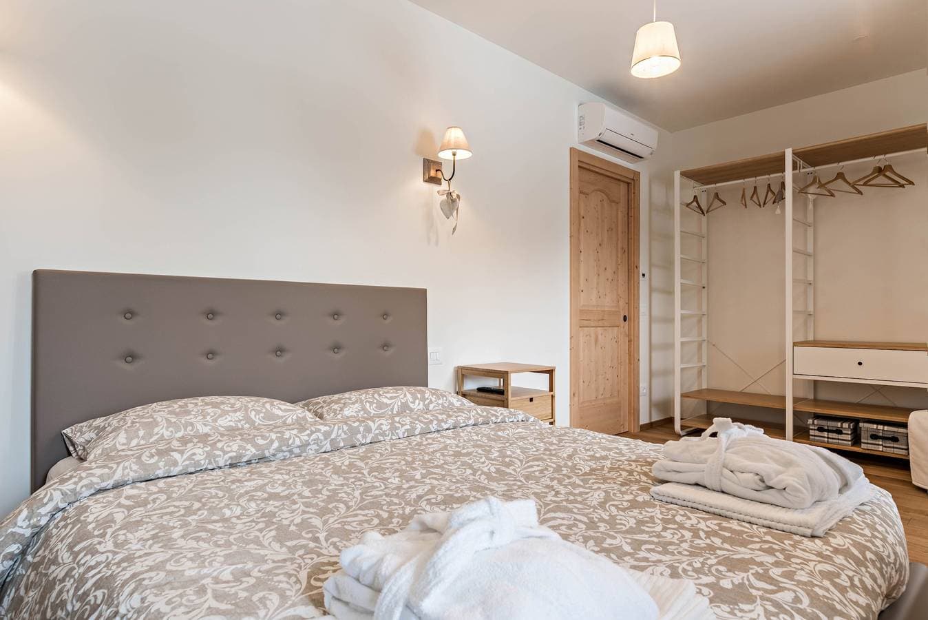Foto 9 von 37: Ferienwohnung "Wellness Lodge Riccardo" mit Blick auf den See und die Berge, Sauna und Whirlpool