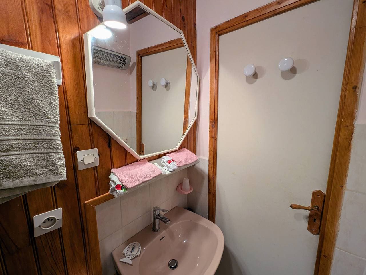 Foto 8 von 15: Gemütliches Rosa Zimmer mit Kochnische und Terrasse