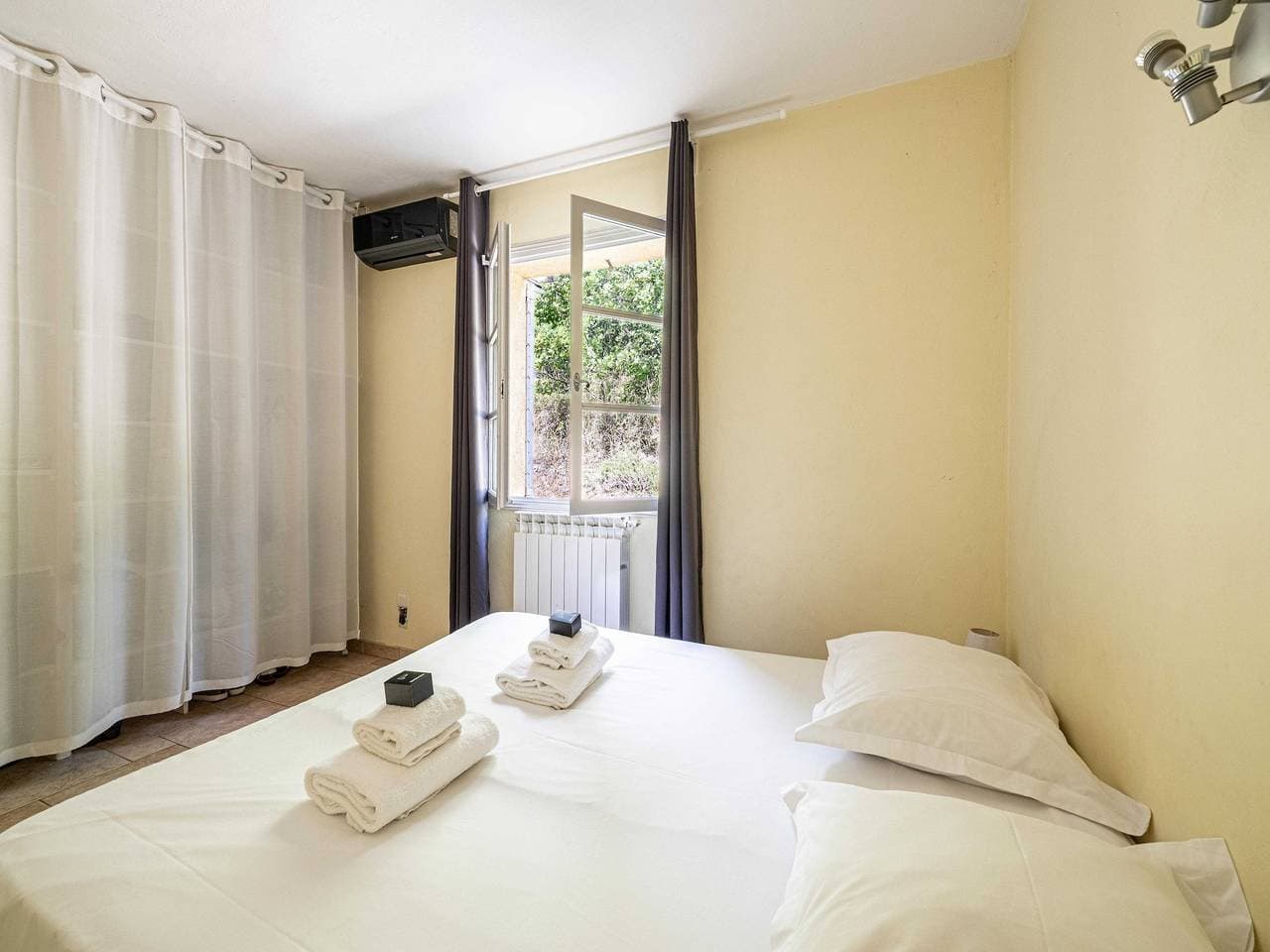 Foto 3 von 24: A/C Haus 4Br/10P mit Pool – 40 Minuten von Cannes