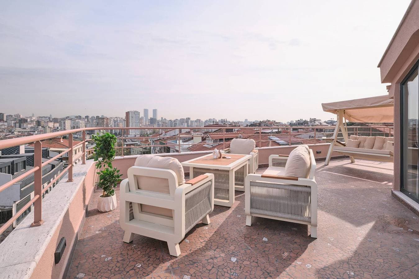 Foto 11 von 66: Carlsen, Goat, Einzigartige Terrasse mit direktem Blick auf die Stadt