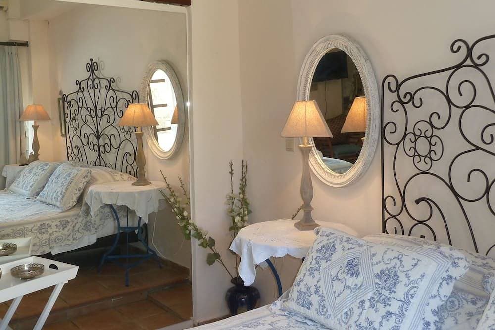 Foto 4 von 30: Farbige Asteri Suite, Pool, Patio, Dachterrasse, In der Nähe von Rethymno