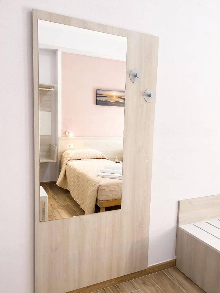 Foto 8 von 15: Twin Room with Private Bathroom