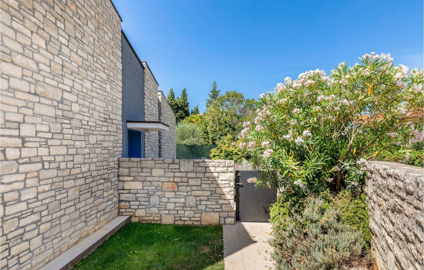 Foto 3 von 30: Gemütliche 2-Zimmer-Wohnung mit Pool, WLAN und Terrasse in der Nähe von Stinjan