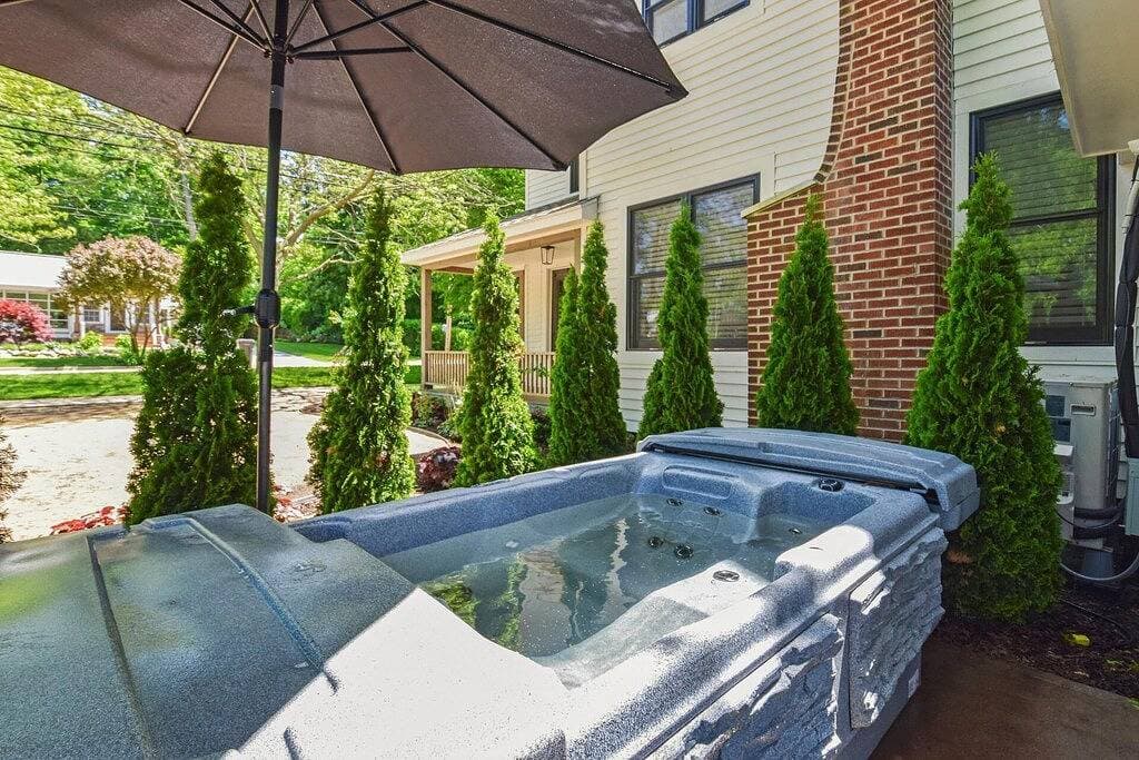 Foto 4 von 10: Lucky Lucy hot tub walk to Saugatuck!